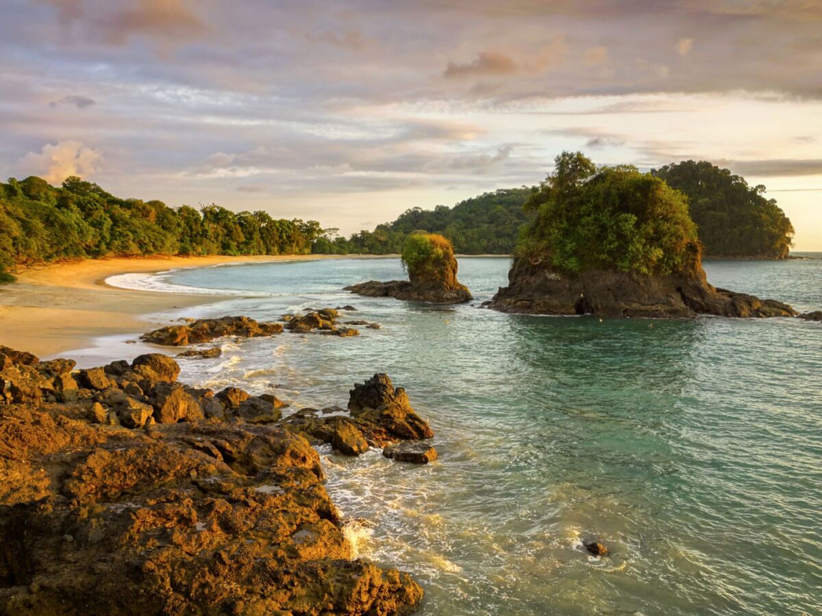 Beach in Costa Rica, wher digital nomads can pursue a low-cost tax life.
